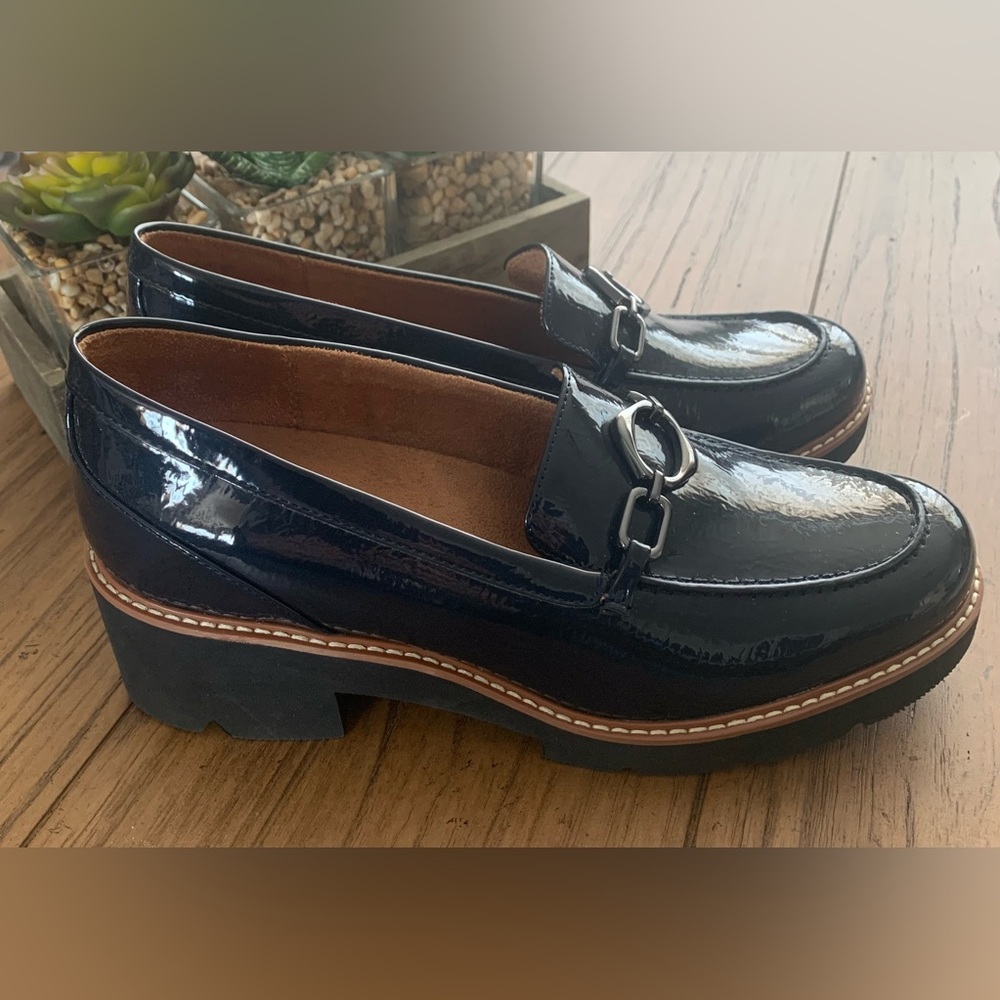 NWOB: Naturalizer Cabana Woman’s 8.5 W  Navy Loafers with Silver Accent Buckle